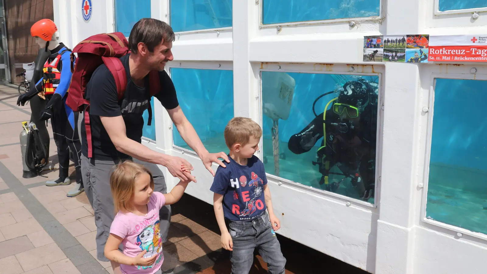 Durch die Scheibe nehmen diese Kinder mit dem Taucher im Container Kontakt auf. (Foto: Oliver Herbst)