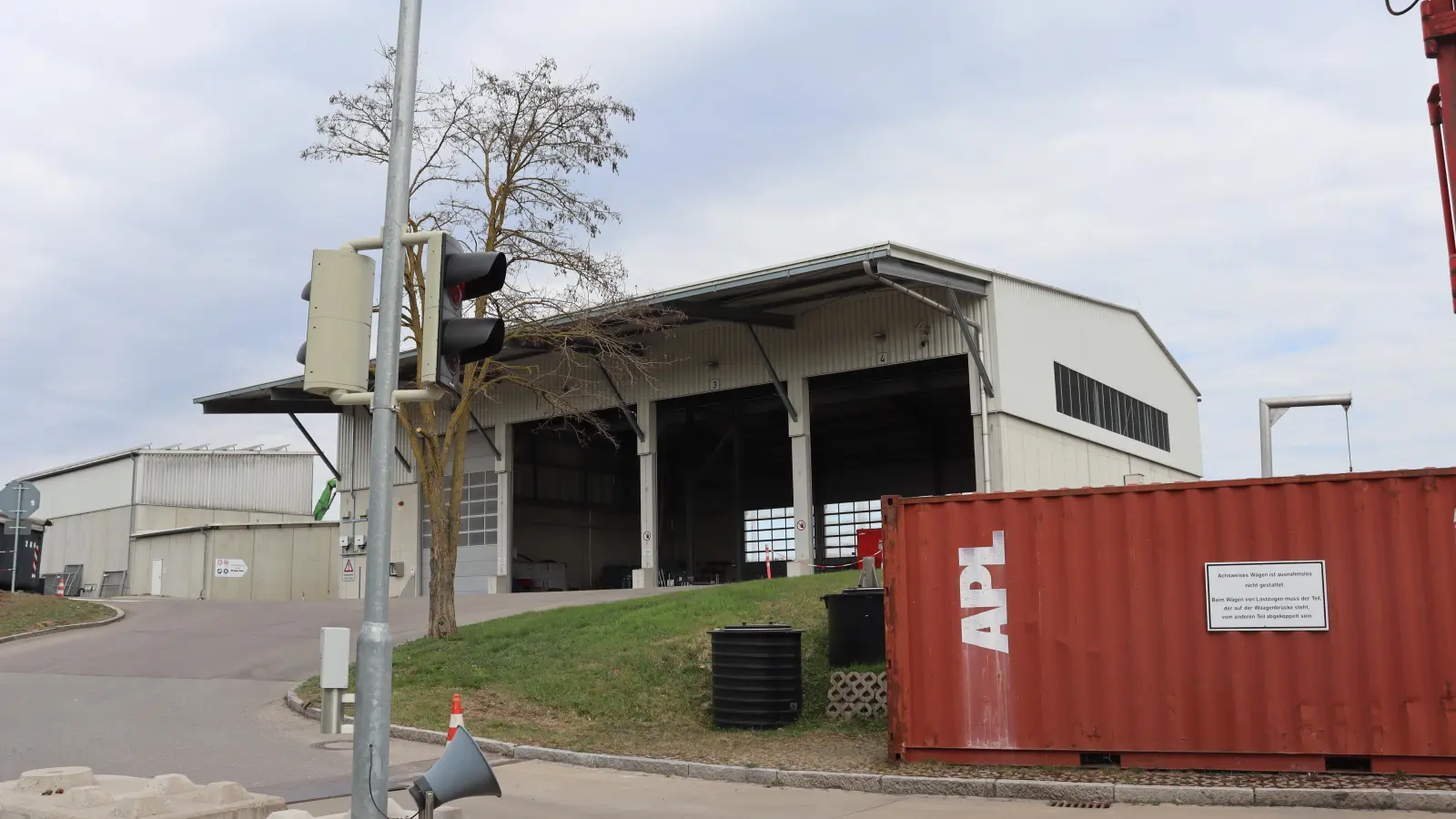 In dieser Halle der Müllumladestation auf der Deponie im Dienstfeld sollen nach den Worten von ABV-Geschäftsleiter Danny Lang die sichergestellten Container untersucht werden. (Foto: Thomas Schaller)