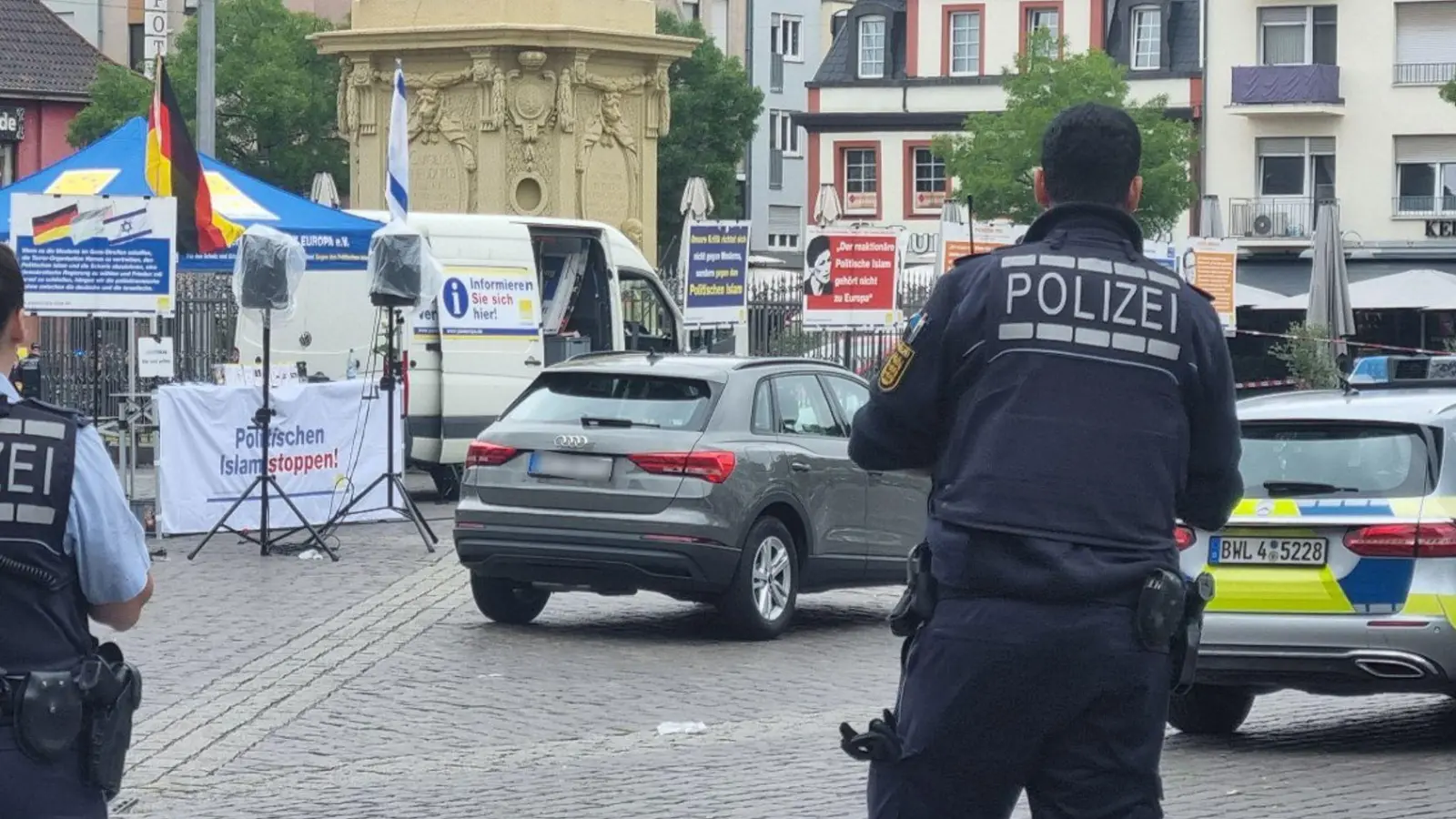 Einsatzkräfte der Polizei sind auf dem Mannheimer Marktplatz im Einsatz. (Foto: Rene Priebe/dpa)