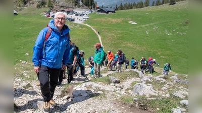 Schon 2019 wanderte der Bundespräsident mit dem Alpenverein und würdigte ehrenamtliche Leistungen. (Archivbild)  (Foto: Peter Kneffel/dpa)