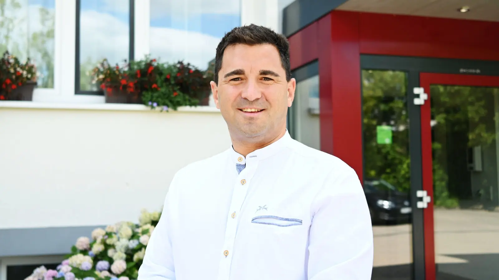 Volkan Mertkan fühlt sich im Verwaltungsgebäude in Weihenzell wohl und wird von seinen Mitarbeitenden gut unterstützt. (Foto: Luca Paul)
