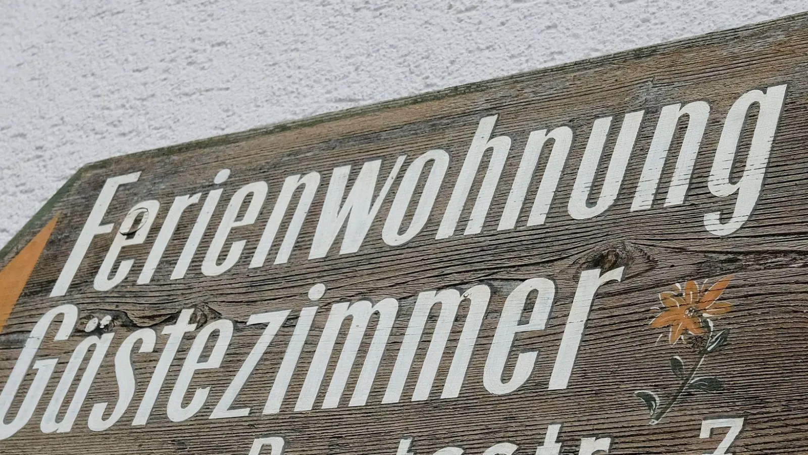 Ein unbekannter Mieter hat in Bayern eine Ferienwohnung verunstaltet. (Symbolbild) (Foto: Bernd Weißbrod/dpa)