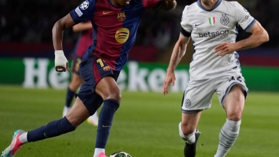 Barcelonas Lamine Yamal (l) war von Inter kaum zu halten. (Foto: Emilio Morenatti/AP/dpa)