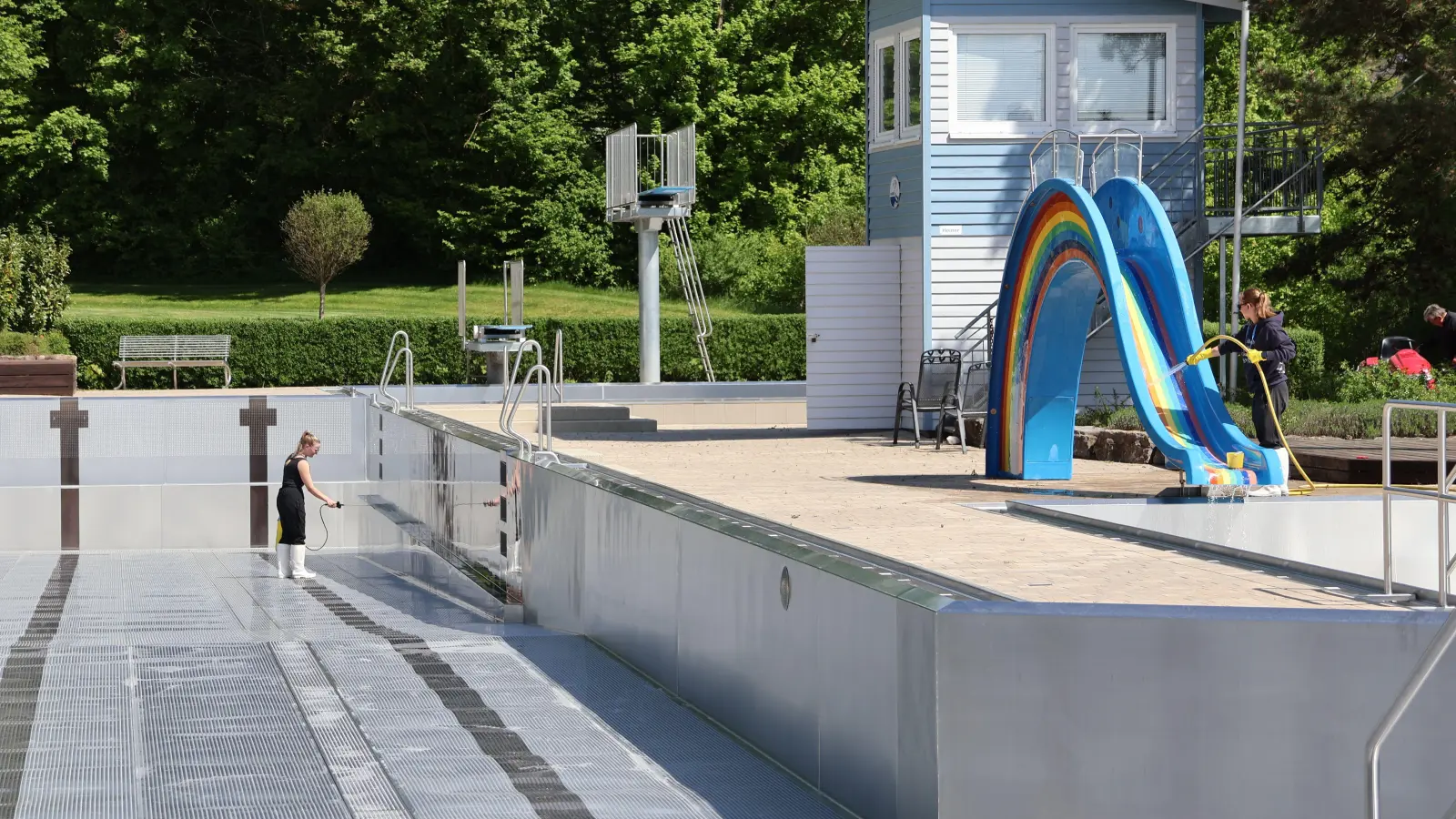 Der Frühjahrsputz im Scheinfelder Freibad läuft derzeit, damit am 17. Mai die Saison starten kann. (Foto: Andreas Reum)