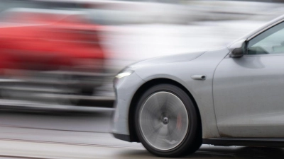 Mit bis zu 200 km/h soll ein 36-Jähriger vor der Polizei bei Burgbernheim geflohen sein. Vor Gericht weist der Angeklagte die Vorwürfe zurück. (Symbolbild: Robert Michael/dpa)
