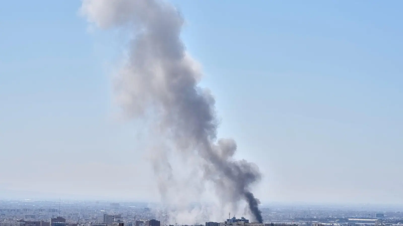 Auch nach der Tötung von Chamenei gingen die Angriffe weiter.  (Foto: Vahid Salemi/AP/dpa)