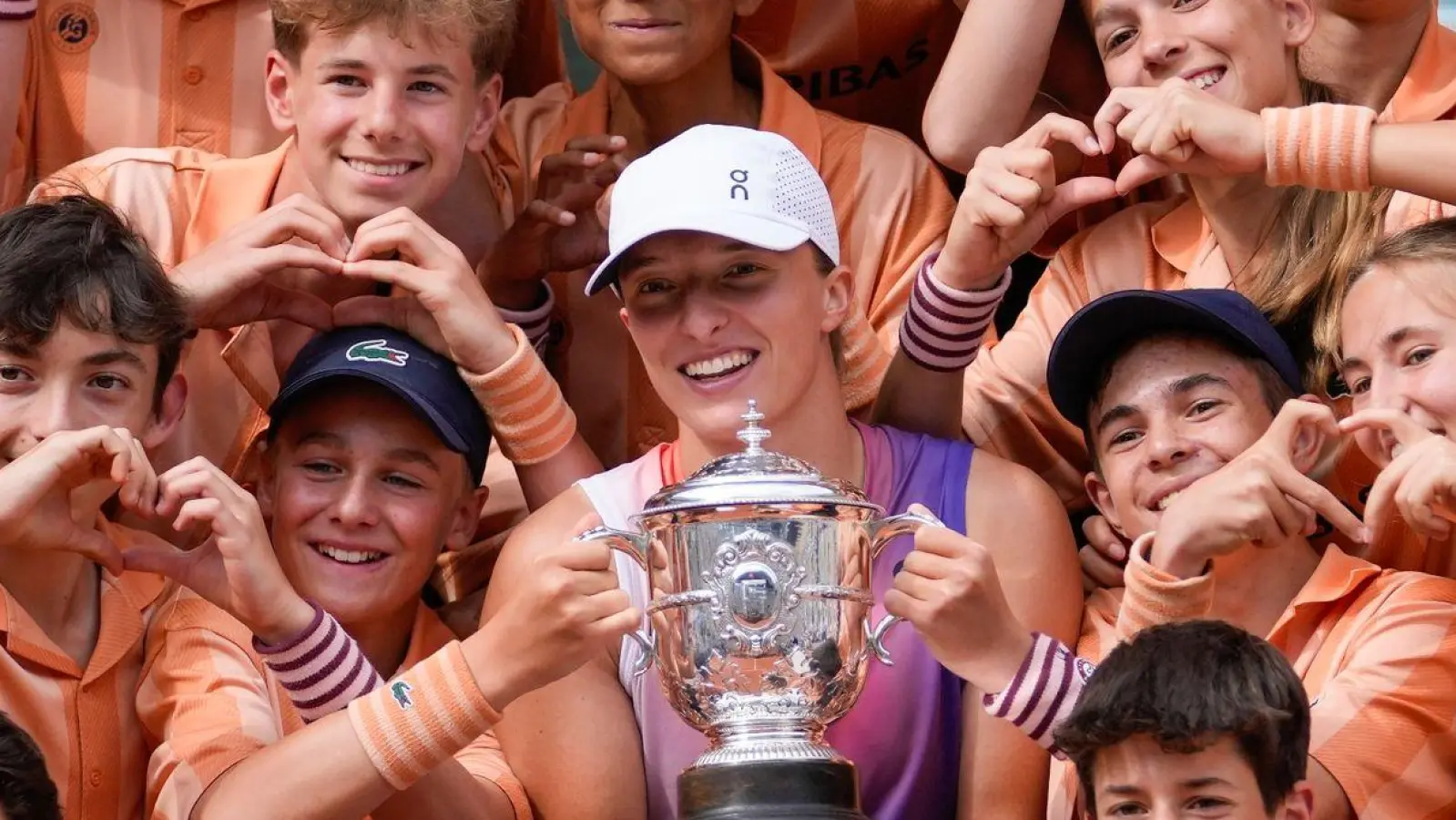 French-Open-Siegerin Iga Swiatek ist die Tennis-Königin von Paris. (Foto: Thibault Camus/AP/dpa)