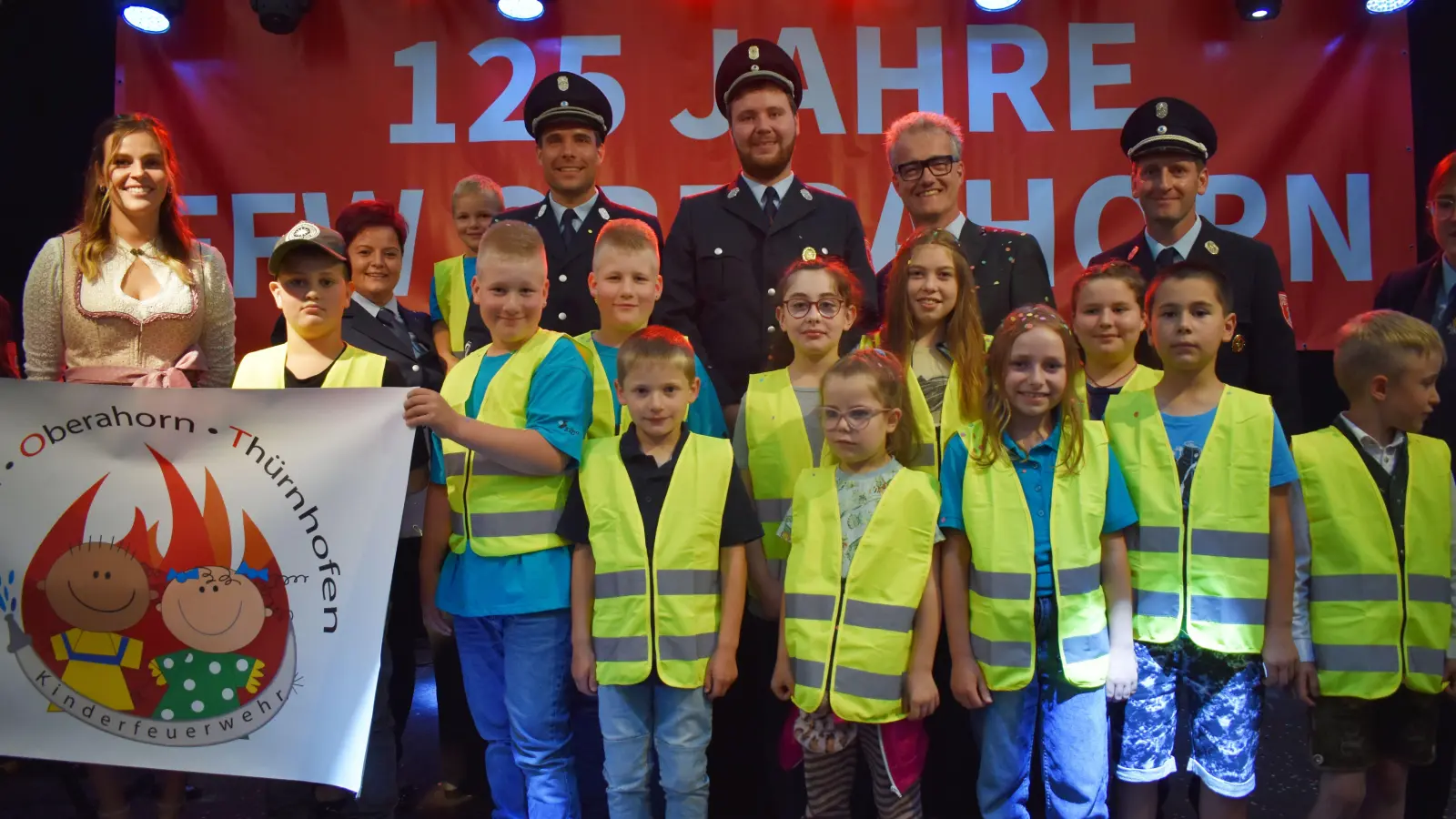 Bei der Gründung der gemeinsamen Kinderfeuerwehr der Freiwilligen Feuerwehren Aichau, Oberahorn und Thürnhofen erhielten die Mädchen und Jungen ihre „Einsatzkleidung“, zu der eine Warnweste gehört. (Foto: Erich Herrmann)