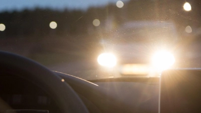 Großes Sicherheitsrisiko: Die Mehrheit der Autofahrer fühlt sich nachts durch das Licht anderer Fahrzeuge geblendet. (Foto: Klaus-Dietmar Gabbert/dpa-tmn)