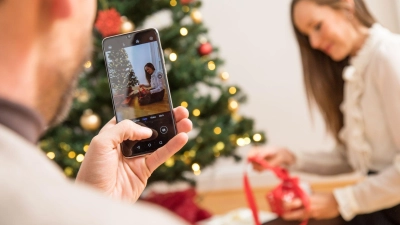 Ein Viertel der Befragten begrenzt die Nutzung des Smartphones an Heiligabend auf das Fotografieren. (Foto: Christin Klose/dpa-tmn)