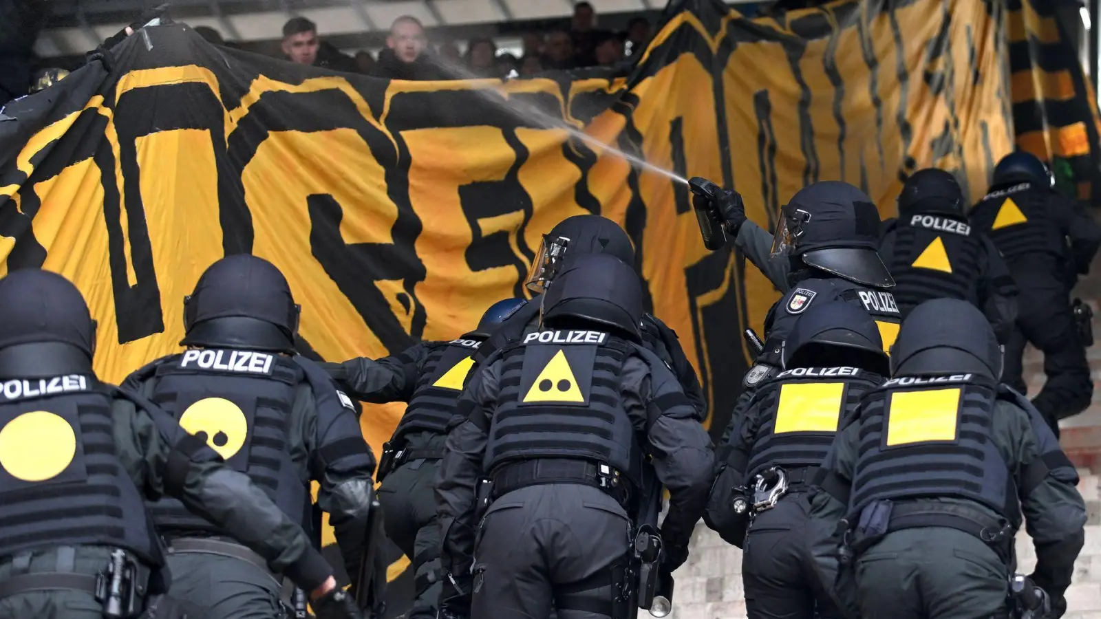 Die Polizei betritt den Pufferblock im Ostseestadion. (Foto: Michael Schwartz/dpa)