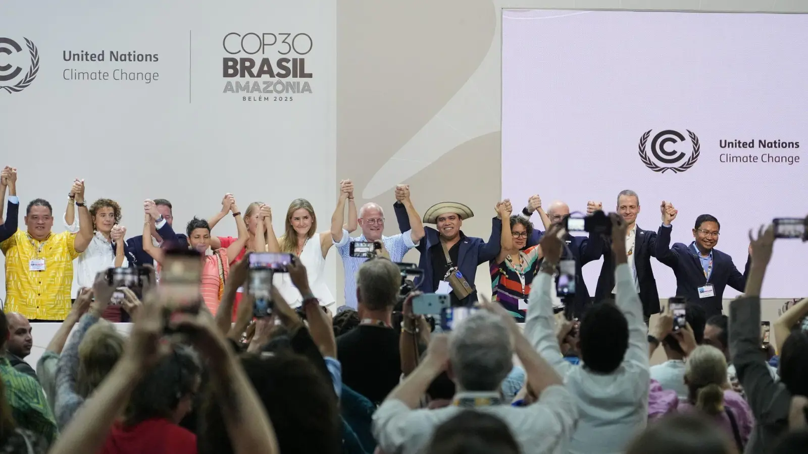 Ein Bündnis unter Führung von Kolumbien und den Niederlanden macht sich für einen sozial gerechten Ausstieg aus fossilen Energien stark.  (Foto: Joshua A. Bickel/AP/dpa)