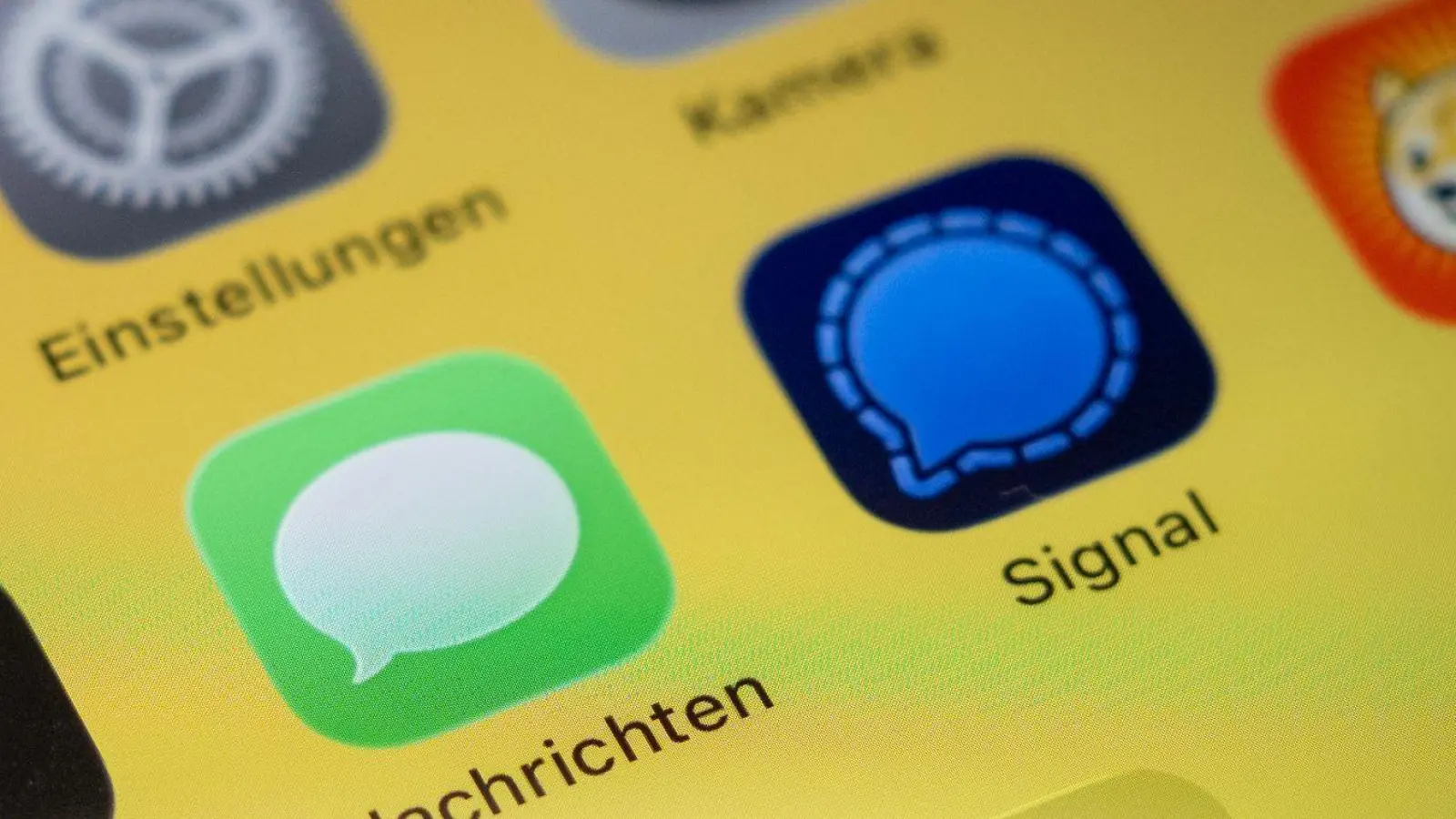 Signal gilt als Privatsphäre-orientierter Messenger und wie etwa Threema als Alternative zu WhatsApp - die Phishing-Attacken sind keine Schwäche der App. Die Schwachstelle ist der Nutzer. Darum muss man immer skeptisch sein bei Nachrichten, die Daten abfragen. (Foto: Nico Tapia/dpa-tmn)