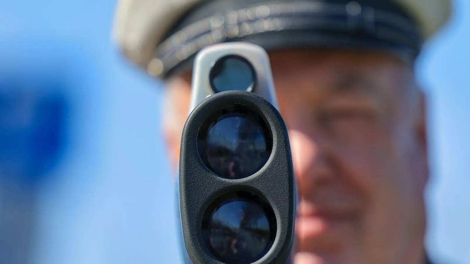 Vor einer Radarkontrolle der Polizei warnte ein Mann mit einem Plakat. (Symbolbild) (Foto: Jan Woitas/dpa)