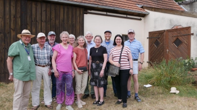 Die drei Schwestern Karen Martin, Janine Delehunt und Glenda Frazier (Mitte vorne, von links) vor der Scheune des Anwesens ihrer Vorfahren in Mosbach. Ihre Ahnensuche wurde von vielen heimatgeschichtlich Interessierten aus der Region unterstützt. (Foto: Ulli Ganter)