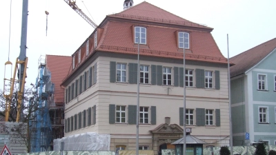 Das Alte Rathaus an Feuchtwangens Marktplatz wird derzeit saniert und umgebaut. Wie die Fassade gestaltet wird, ist noch nicht entschieden. Es gibt verschiedene Varianten.  (Foto: Jasmin Kiendl)