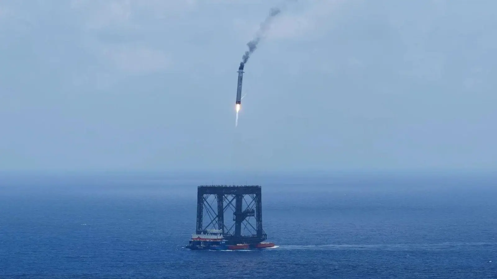 Auf dem Meer wird eine Stufe der neuen Rakete „Langer Marsch 10B“ aufgefangen. (Foto: Xing Guangli/XinHua/dpa)