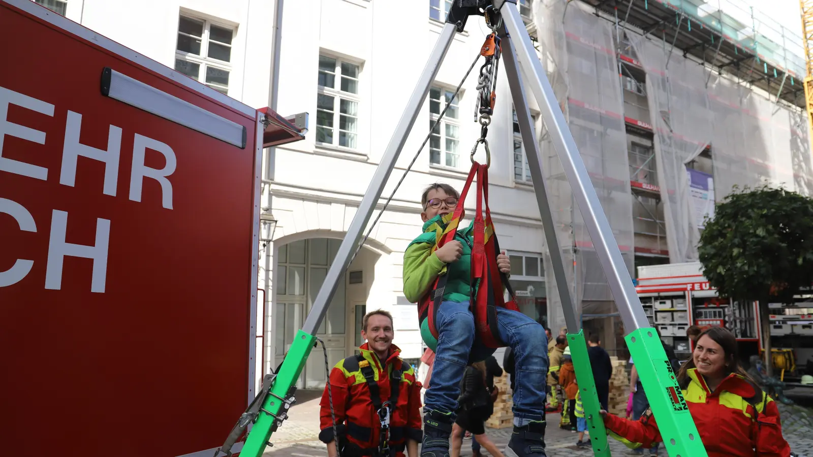 Die Mitglieder der Höhenrettungsgruppe lassen Freiwillige gerne mal in ihre Rollen schlüpfen. (Foto: Oliver Herbst)