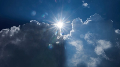 Ein Mix aus Sonne und Wolken bringt die neue Woche mit sich, es bleibt überwiegend trocken. (Symbolbild) (Foto: Annette Riedl/dpa)