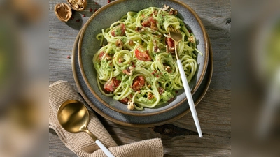 Dieser Nudelsalat mit Walnuss-Pesto und Kirschtomaten wird aus dem dünneren Bruder der Spaghetti gemacht - den Spaghettini.  (Foto: photoart/Christian Verlag/Susann Kreihe/dpa-tmn)
