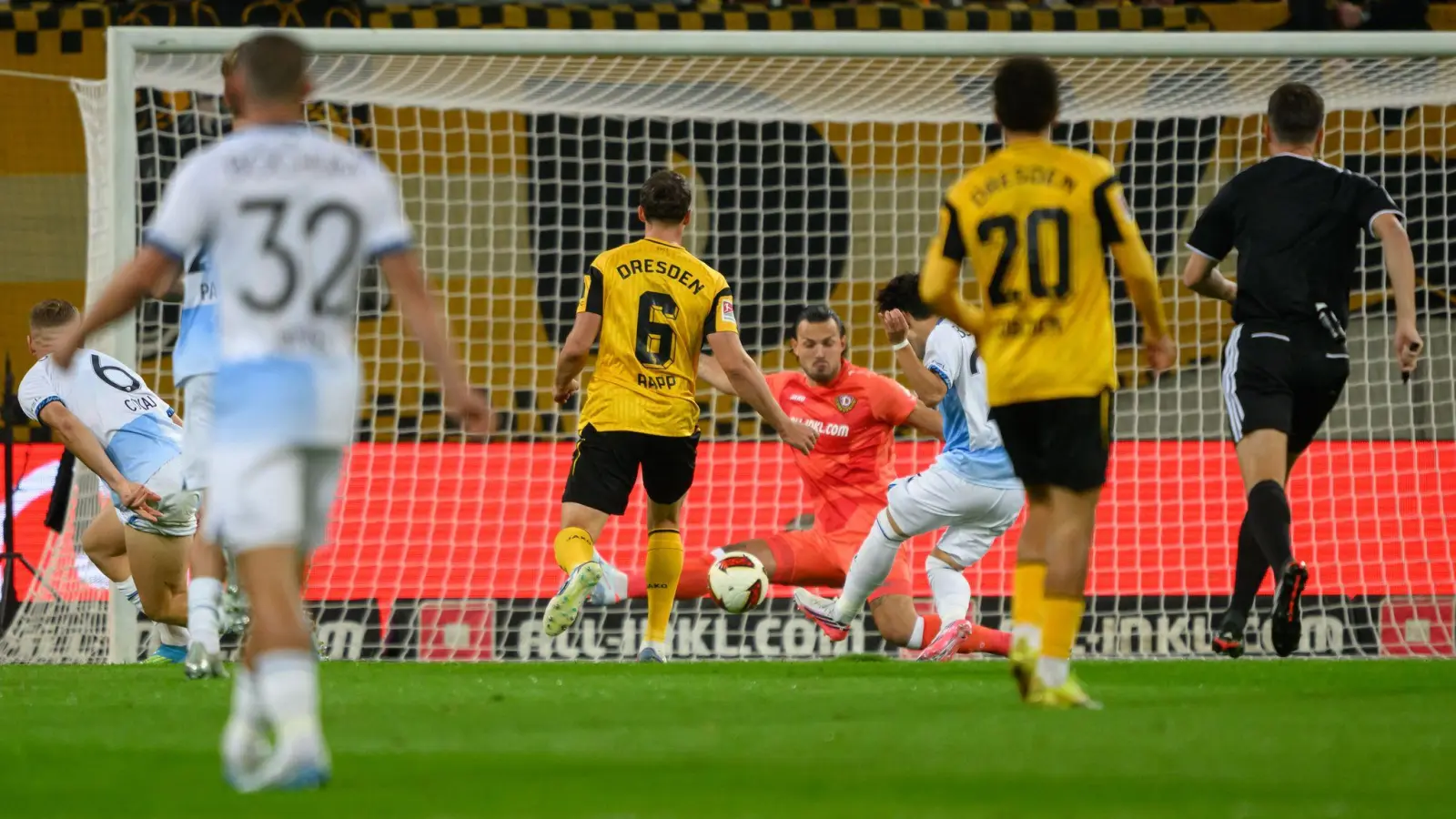 Koji Miyoshi (3.v.r., VfL Bochum) erzielt gegen Torwart Tim Schreiber (3.v.l., Dynamo Dresden) das Tor zum 0:1. (Foto: Robert Michael/dpa)