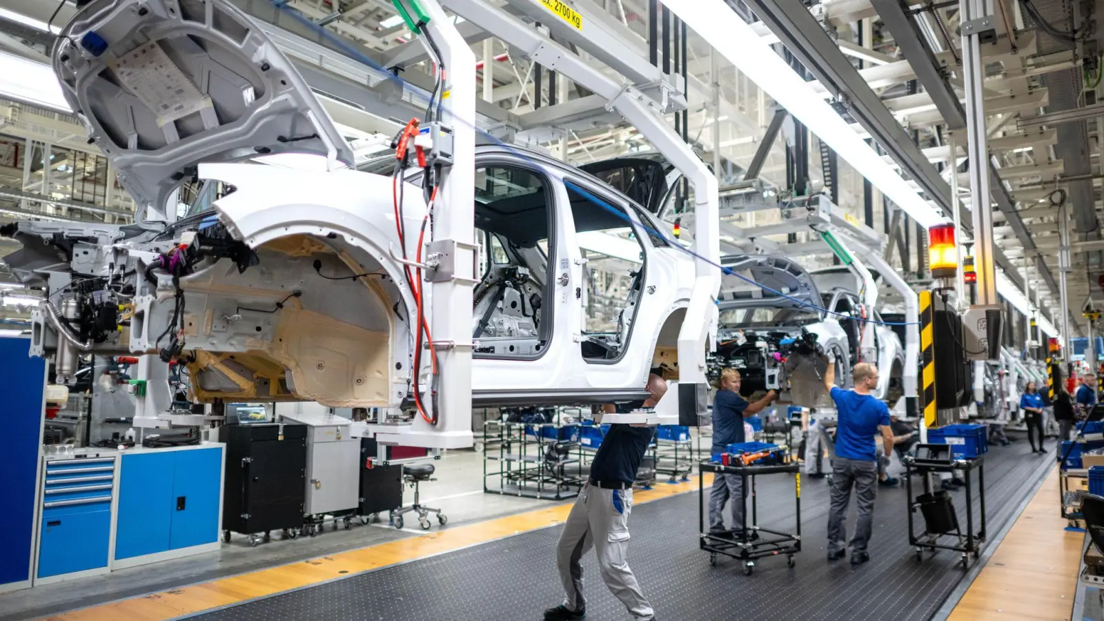 Volkswagen erwartet geringere Verkaufszahlen für seine Fahrzeuge. (Archivbold) (Foto: Sina Schuldt/dpa)