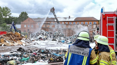 Im Juni beschäftigte die Feuerwehr ein Brand bei einem Recyclingbetrieb. Es war einer der besonderen Einsätze des Jahres 2024, an die jetzt Stadtbrandrat und Kommandant Steffen Beck erinnerte. (Archivfoto: Tizian Gerbing)