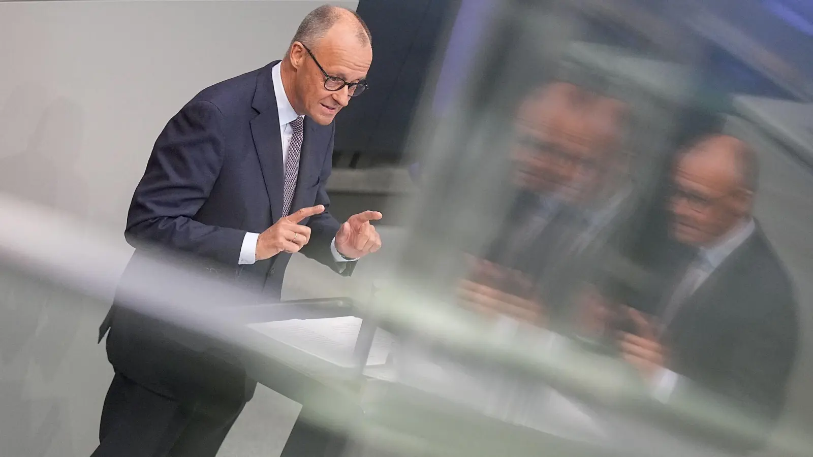 Der Kanzler verteidigt im Bundestag seinen Reformkurs. (Foto: Michael Kappeler/dpa)