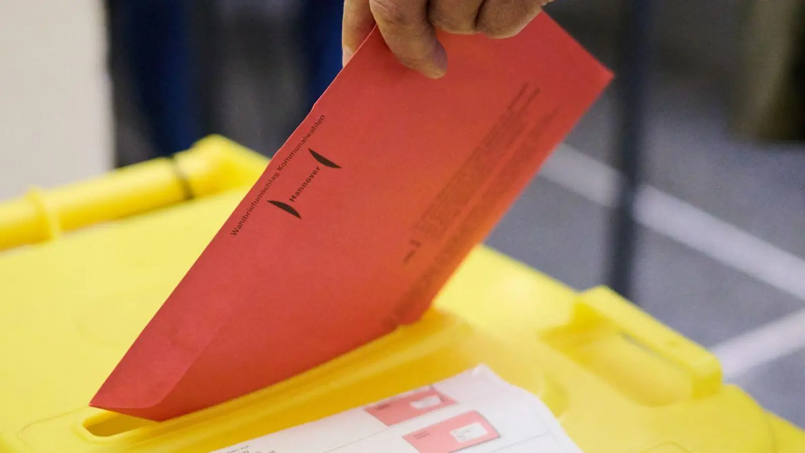 Vier Kandidaten der AfD wurden wegen Zweifeln an ihrer Verfassungstreue nicht zur Wahl zugelassen. (Archivbild) (Foto: Julian Stratenschulte/dpa)