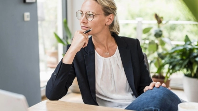 Frauen haben es in Sachen Altersvorsorge oft schwerer als Männer. Mit einem guten Plan können sie ihre Finanzen trotzdem auf solide Füße stellen. (Foto: Uwe Umstätter/Westend61/dpa-tmn)