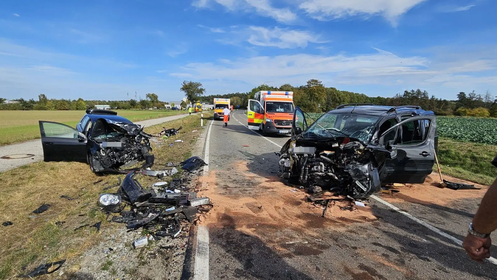 Frontal stießen die Autos auf der Straße zwischen der A6 und Herrieden zusammen. (Foto: Wolfgang Grebenhof)