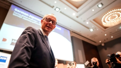 Während Merz in Asien unterwegs ist, gewinnt in Deutschland die Debatte über die Steinmeier-Nachfolge an Fahrt.  (Foto: Kay Nietfeld/dpa)
