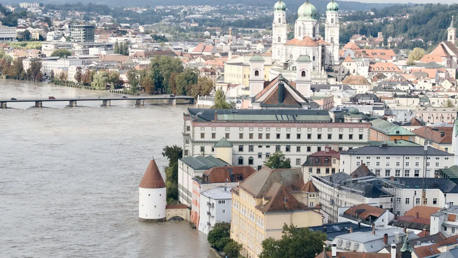 Auch das September-Hochwasser in Passau fiel im Wetterjahr 2024 auf. (Archivbild). (Foto: Tobias C. Köhler/dpa)