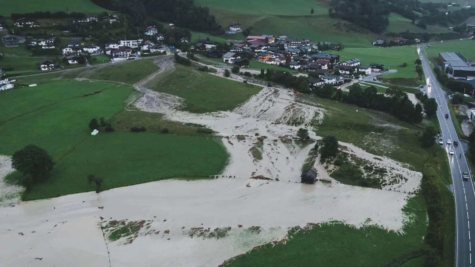 Der Tobersbach in Uttendorf trat über die Ufer.  (Foto: Expa/ Jfk/APA/dpa)