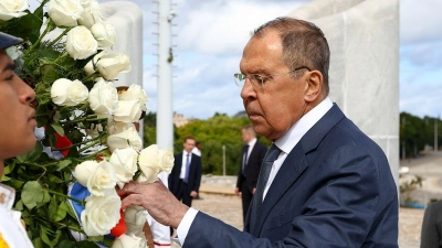 Laut dem russischen Außenminister Sergej Lawrow (M) hat Russland Kuba in diesem Jahr bereits zwei Kredite zur Versorgung mit Erdöl, Erdölprodukten und Lebensmitteln gewährt. (Foto: Uncredited/Russian Foreign Ministry Press Service/AP/dpa)