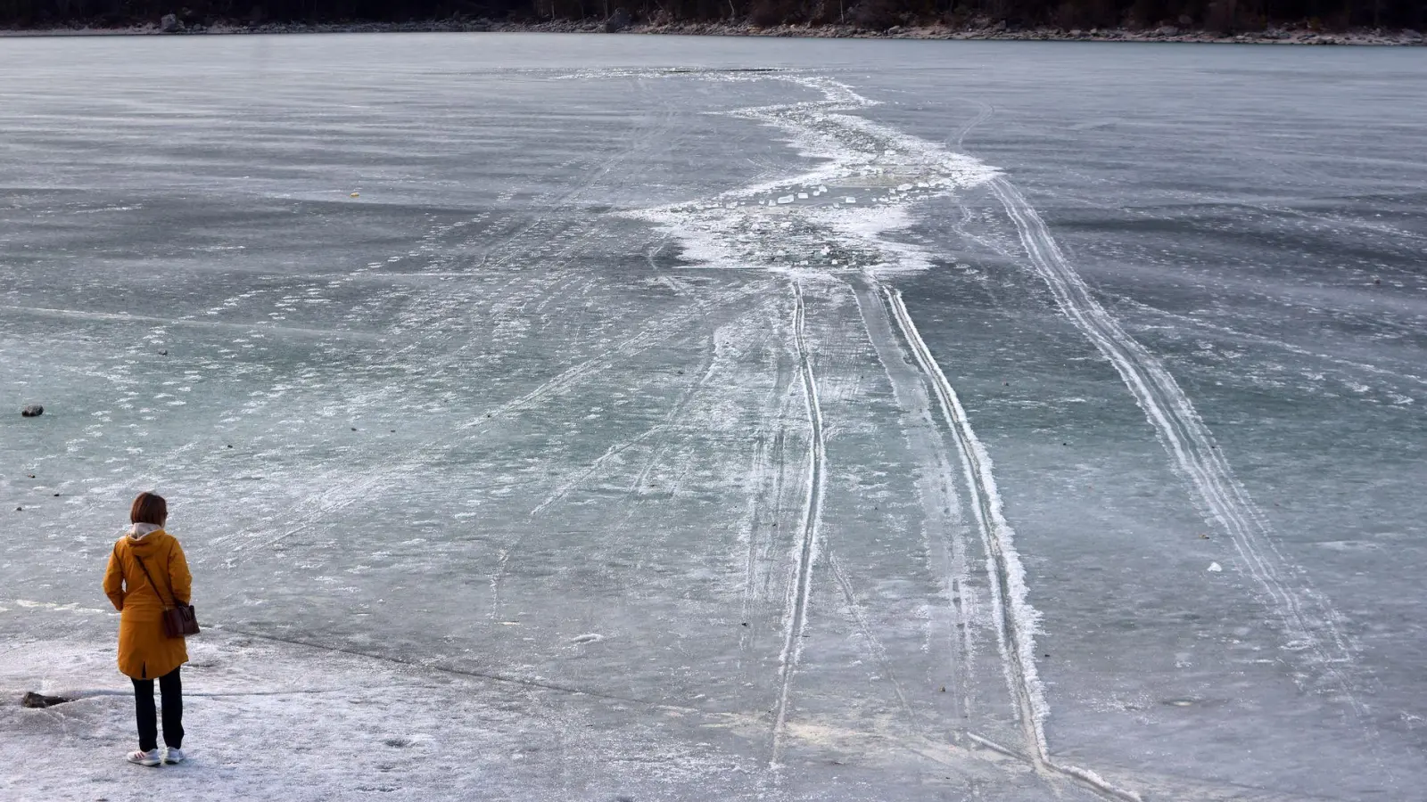 Spuren auf dem zugefrorenen Eibsee zeugten von dem dramatischen Rettungseinsatz am Donnerstag. (Foto: Karl-Josef Hildenbrand/dpa)