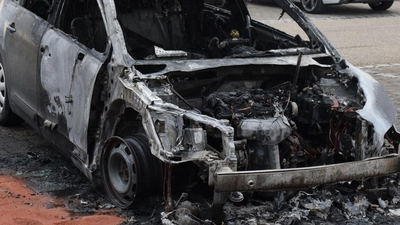 Vollständig ausgebrannt ist am Mittwochabend ein Pkw nahe Lohr. Das Foto zeigt einen anderen Wagen. (Symbolbild: Philipp Zimmermann)