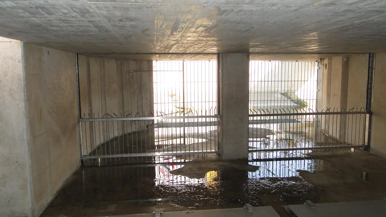 Der Auslass zur Rezat. Vor kurzem wurde hier ein zweites Gitter (vorne) montiert, um mehr Schwimmstoffe abzufangen, wenn das Wasser bei Starkregen-Ereignissen in den Fluss gepumpt wird. (Foto: Winfried Vennemann)