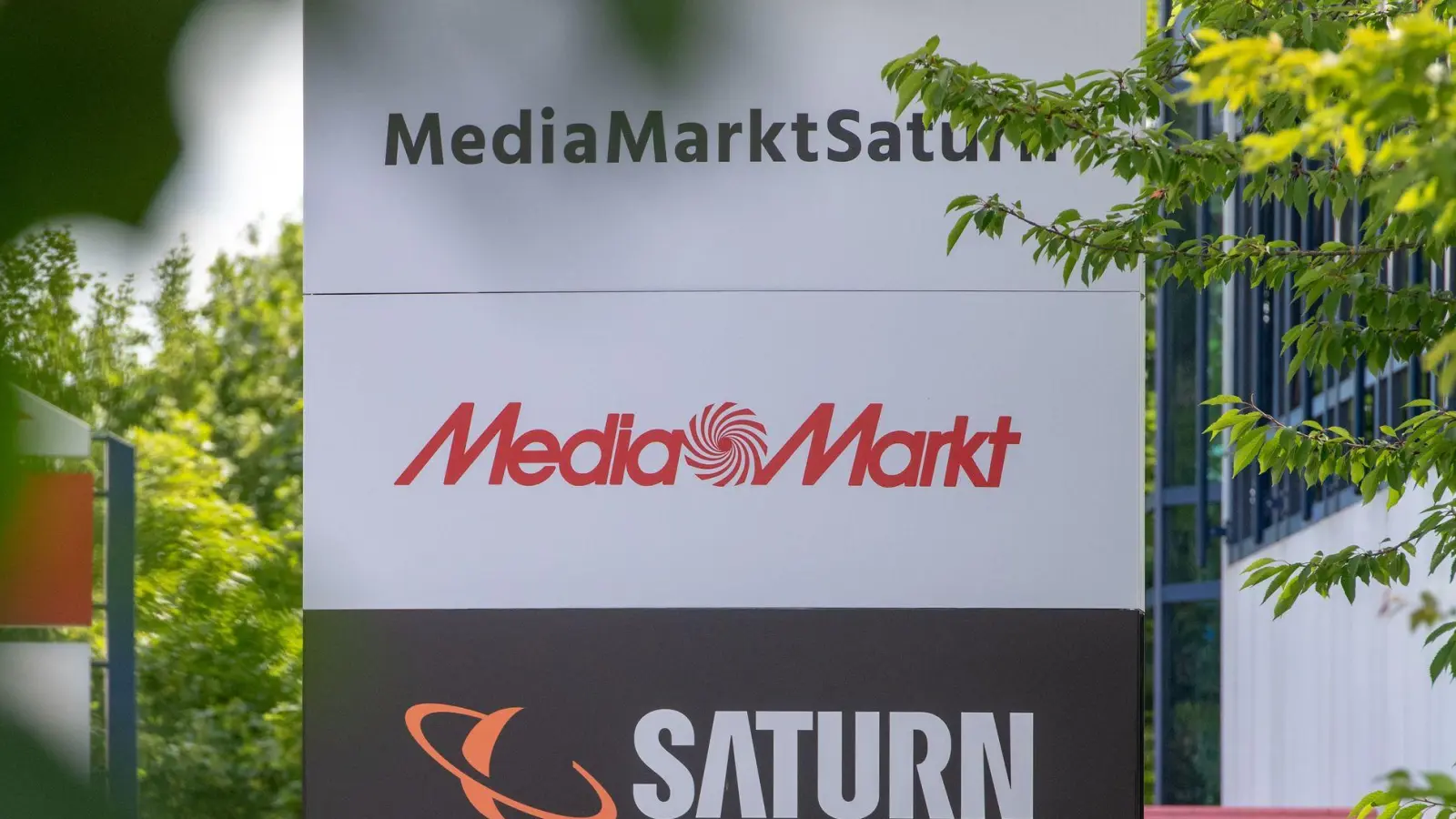 Die EU nimmt die geplante Übernahme der Mediamarkt-Saturn-Mutter Ceconomy durch den chinesischen Konzern JD.com unter die Lupe. China geht nun dagegen vor. (Archivbild) (Foto: Armin Weigel/dpa)