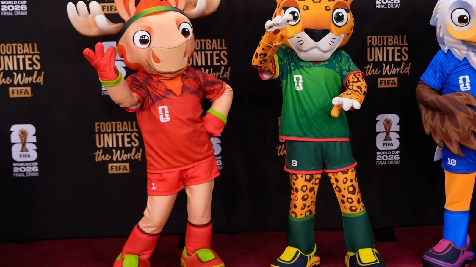 WM-Maskottchen Maple, Zayu und Clutch freuen sich auf die Auslosung. (Foto: Julia Demaree Nikhinson/AP/dpa)