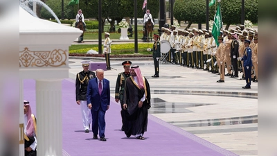 Der Kronprinz empfing den Gast aus Amerika mit allerlei Pomp.  (Foto: Alex Brandon/AP/dpa)