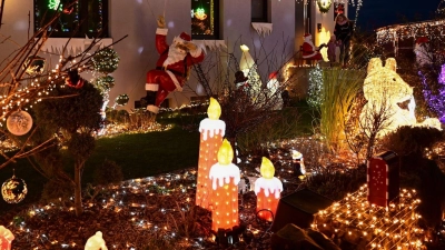 In Ahnatal leuchten am Haus von Sascha Bärwald und Dominik Pieczko etwa 130.000 LED-Lämpchen. (Foto: Uwe Zucchi/dpa)