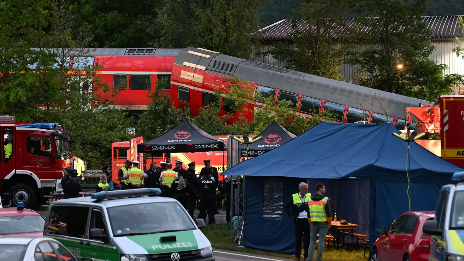 Als der Zug entgleist, sind viele Kinder und Jugendliche an Bord. (Archivbild) (Foto: Angelika Warmuth/dpa)