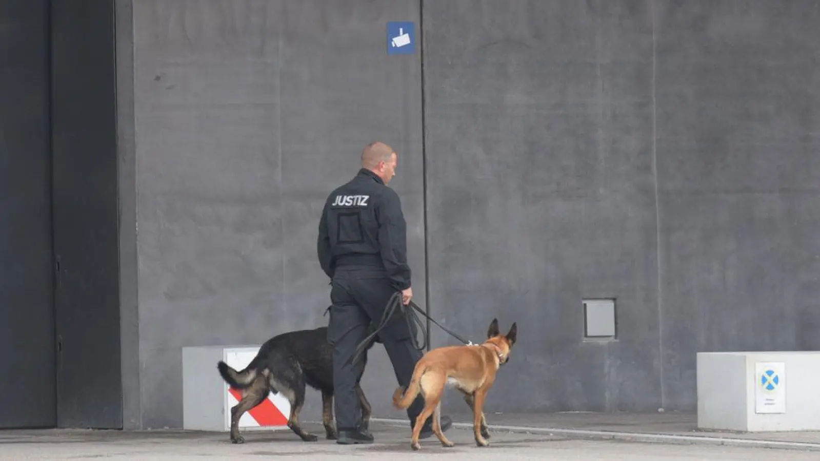 Justizangehöriger vor der JVA Augsburg-Gablingen. Hier hat es wegen eines möglichen Verdachts auf Körperverletzung im Amt einen Polizeieinsatz gegeben. (Archivbild) (Foto: Stefan Puchner/dpa)