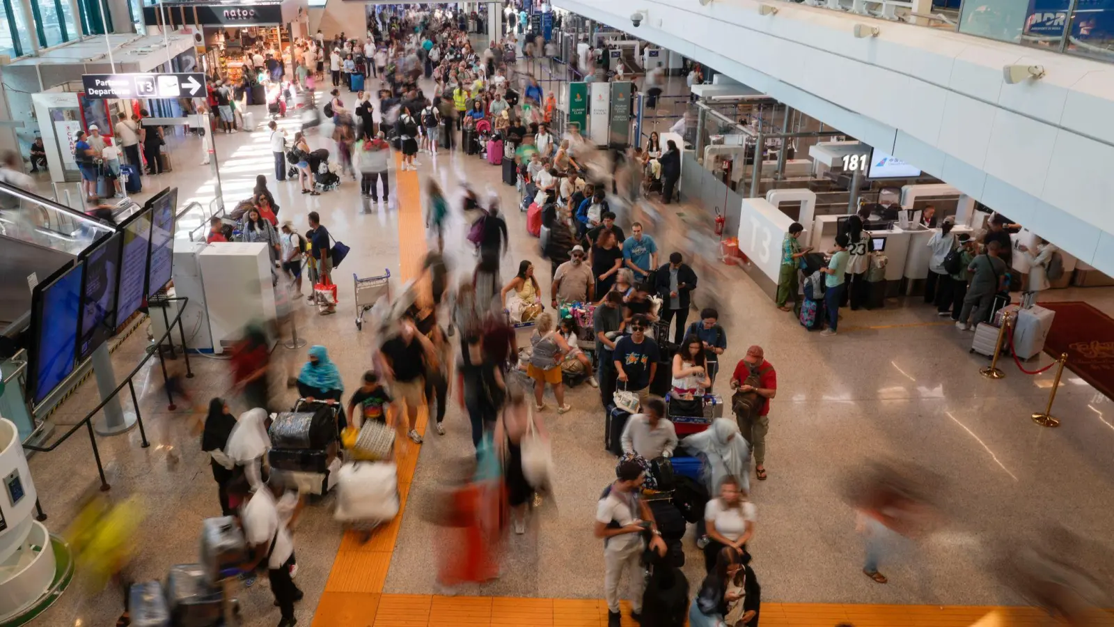 Blick in den Flughafen Fiumicino bei Rom. (Archivbild zur Illustration) (Foto: Gregorio Borgia/AP/dpa)