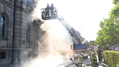 Eine große weiße Rauchwolke umhüllte die Promenade vor dem Gebäude des Landgerichts. (Foto: Luca Paul)