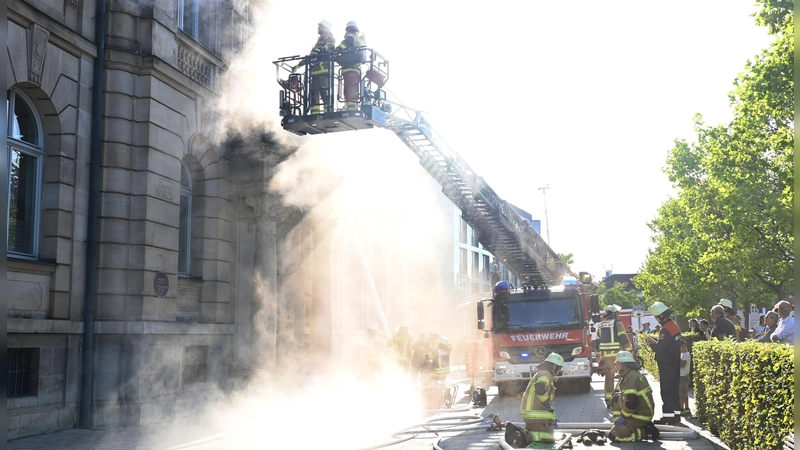 Eine große weiße Rauchwolke umhüllte die Promenade vor dem Gebäude des Landgerichts. (Foto: Luca Paul)