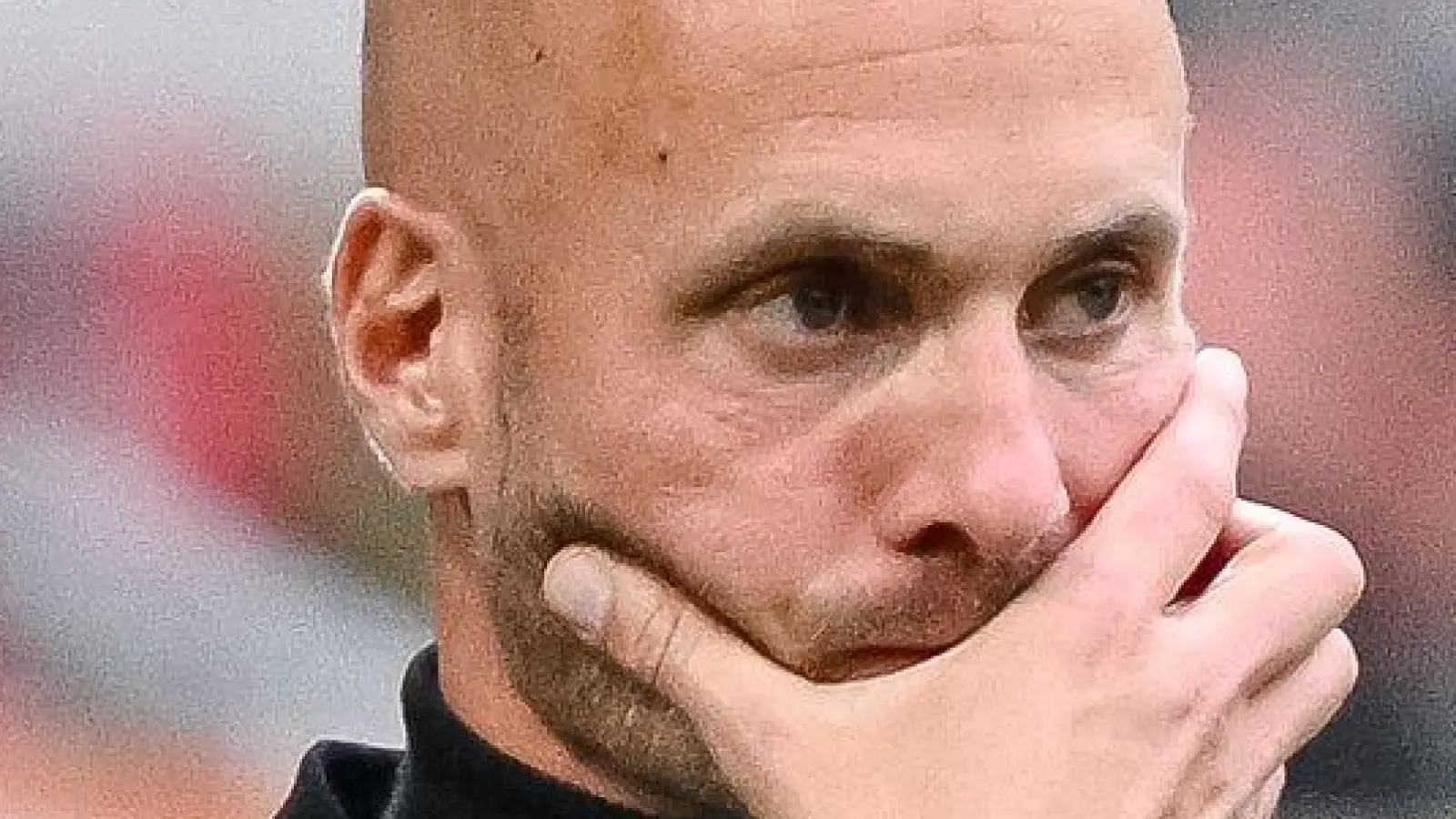 Was nun? VfL-Coach Paul Simonis reagiert in Augsburg sauer. (Foto: Harry Langer/dpa)