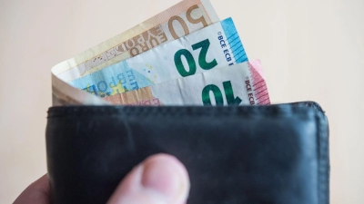Ein 15-Jähriger hat von einem anderen Jugendlichen den Geldbeutel verlangt. (Symbolbild: Lino Mirgeler/dpa)