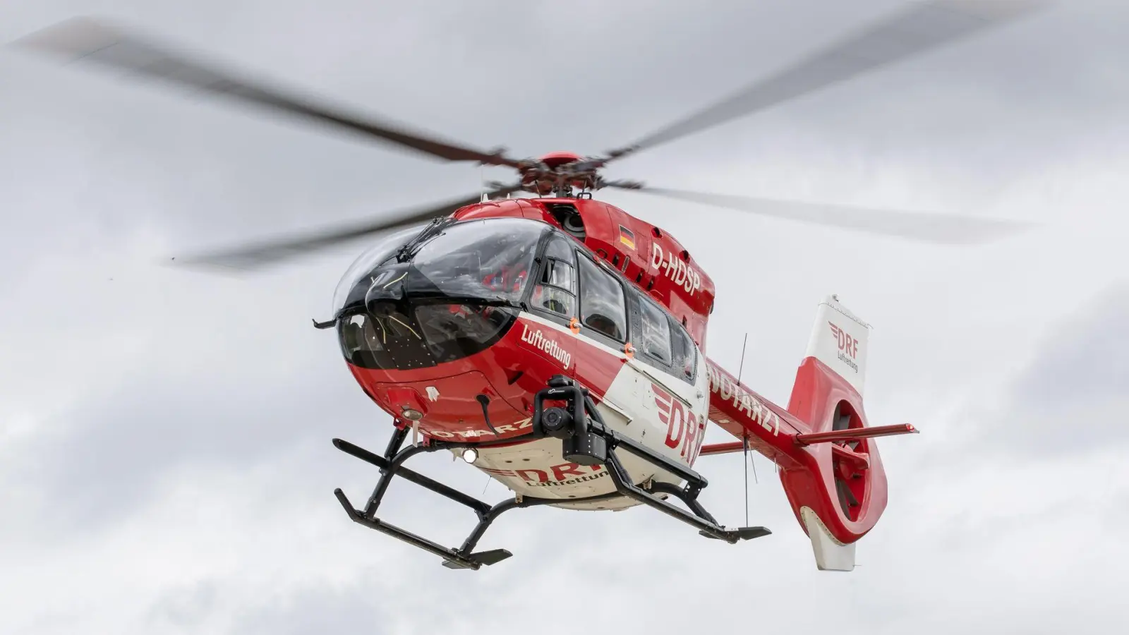 Ein Rettungshubschrauber flog die 50-Jährige ins Klinikum Ingolstadt. (Symbolbild) (Foto: Daniel Karmann/dpa)